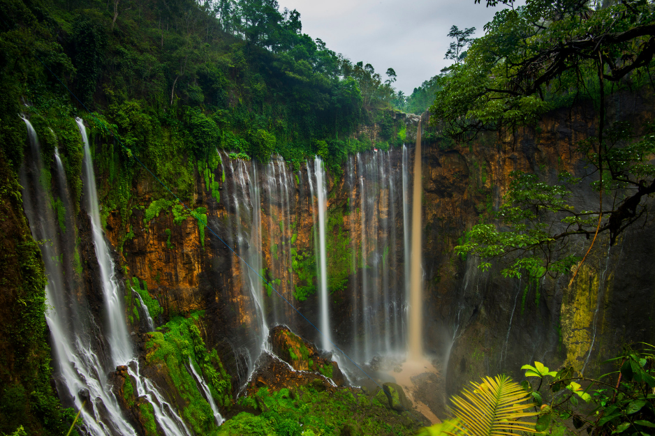 Tumpak Sewu adalah destinasi sempurna bagi pecinta alam dan fotografer yang mencari keindahan autentik Indonesia.