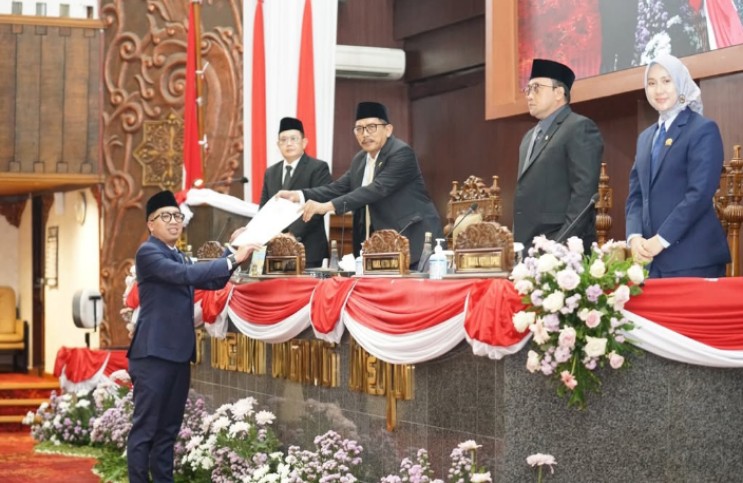 Fraksi PKB berharap agar Raperda ini dapat mendorong terciptanya fungsi intermediasi perbankan dalam hal akses permodalan yang ramah terhadap petani dan nelayan di Jatim guna mendongkrak nilai NTP dan NTN Jatim.
