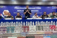 Untung Basuki, Kepala Kanwil Bea Cukai Jatim I saat pemusnahan barang selundupan, Jumat (8/8/2025). (Foto: Dok.Bea Cukai)