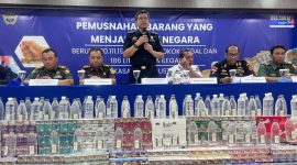 Untung Basuki, Kepala Kanwil Bea Cukai Jatim I saat pemusnahan barang selundupan, Jumat (8/8/2025). (Foto: Dok.Bea Cukai)