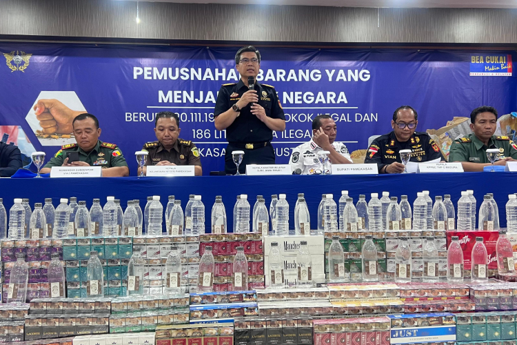Untung Basuki, Kepala Kanwil Bea Cukai Jatim I saat pemusnahan barang selundupan, Jumat (8/8/2025). (Foto: Dok.Bea Cukai)