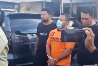 Zainal Arifin saat di giring ke tahanan di Mapolres Pamekasan.