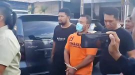 Zainal Arifin saat di giring ke tahanan di Mapolres Pamekasan.