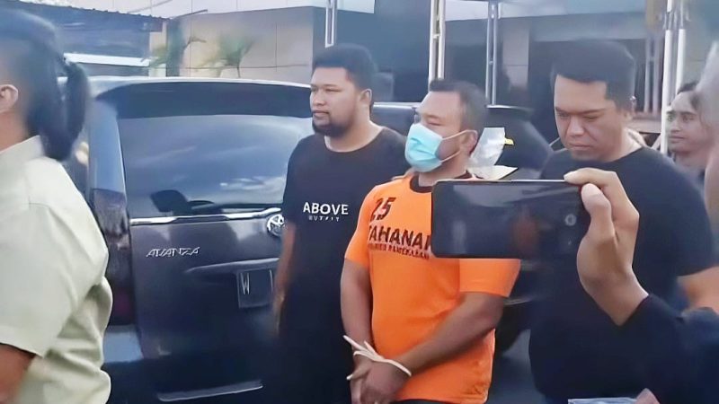 Zainal Arifin saat di giring ke tahanan di Mapolres Pamekasan.