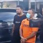 Zainal Arifin saat di giring ke tahanan di Mapolres Pamekasan.