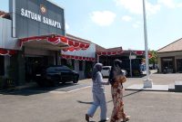 Korban dan orang tuanya saat menjalani pemeriksaan di Mapolres Pamekasan.