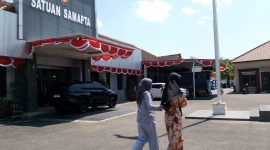 Korban dan orang tuanya saat menjalani pemeriksaan di Mapolres Pamekasan.