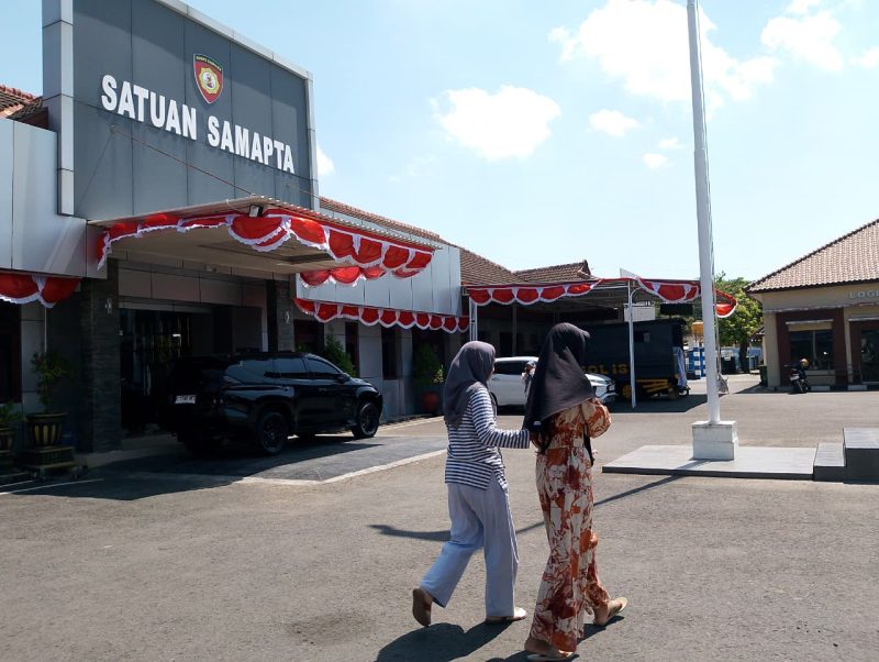 Korban dan orang tuanya saat menjalani pemeriksaan di Mapolres Pamekasan.
