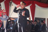 Kapolres Pamekasan, AKBP Hendra Eko Triyulianto, bertindak sebagai inspektur upacara.