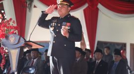 Kapolres Pamekasan, AKBP Hendra Eko Triyulianto, bertindak sebagai inspektur upacara.