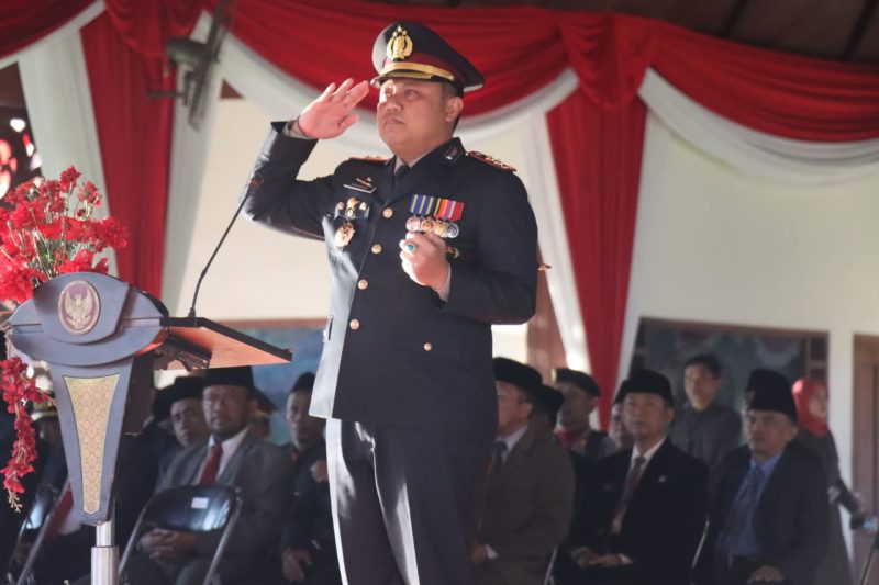 Kapolres Pamekasan, AKBP Hendra Eko Triyulianto, bertindak sebagai inspektur upacara.