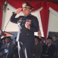 Kapolres Pamekasan, AKBP Hendra Eko Triyulianto, bertindak sebagai inspektur upacara.