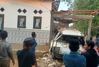 Mobil yang terparkir di garasi rumah milik HM (50) yang meledak.