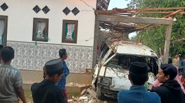 Mobil yang terparkir di garasi rumah milik HM (50) yang meledak.