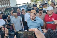 CEO Bawang Mas, Haji Her, saat melepas konvoi ratusan petani tembakau bertepatan dengan peringatan HUT ke-80 Republik Indonesia, Sabtu (17/8/2025).