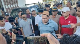 CEO Bawang Mas, Haji Her, saat melepas konvoi ratusan petani tembakau bertepatan dengan peringatan HUT ke-80 Republik Indonesia, Sabtu (17/8/2025).