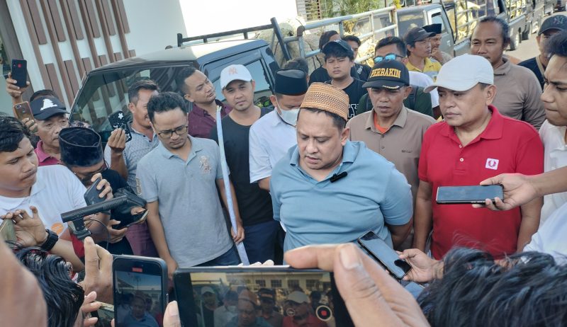 CEO Bawang Mas, Haji Her, saat melepas konvoi ratusan petani tembakau bertepatan dengan peringatan HUT ke-80 Republik Indonesia, Sabtu (17/8/2025).