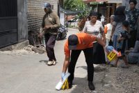 Polisi saat melakukan olah TKP.