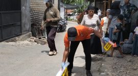 Polisi saat melakukan olah TKP.