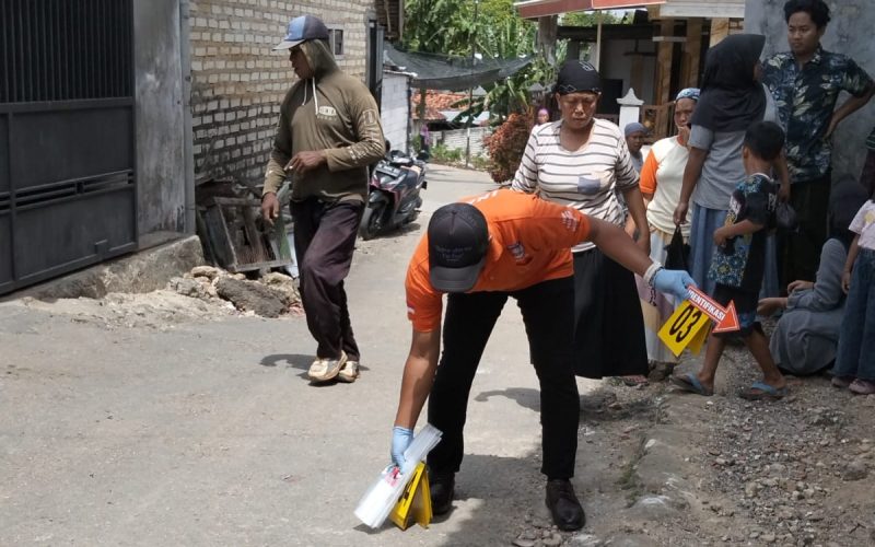 Polisi saat melakukan olah TKP.