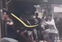 Viral di media sosial, sekelompok remaja di Surabaya terekam berlarian sambil menenteng senjata tajam.