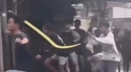 Viral di media sosial, sekelompok remaja di Surabaya terekam berlarian sambil menenteng senjata tajam.