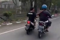 Dua pemuda berboncengan tanpa helm diduga menganiaya seorang pengendara motor setelah tidak terima diklakson.
