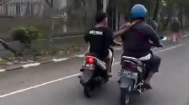 Dua pemuda berboncengan tanpa helm diduga menganiaya seorang pengendara motor setelah tidak terima diklakson.