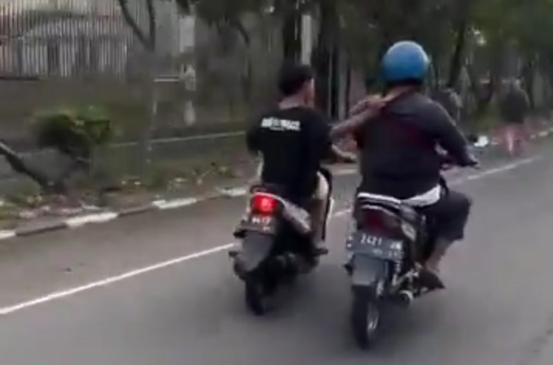 Dua pemuda berboncengan tanpa helm diduga menganiaya seorang pengendara motor setelah tidak terima diklakson.