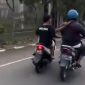 Dua pemuda berboncengan tanpa helm diduga menganiaya seorang pengendara motor setelah tidak terima diklakson.