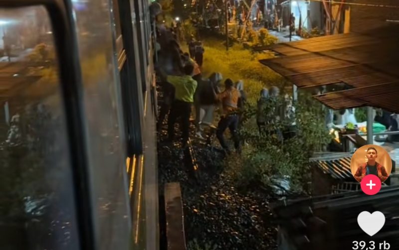 Kereta Rel Diesel (KRD) Jenggala buatan PT INKA mengalami insiden rem blong pada malam Selasa (19/08/2025). (Foto tangkap layar/tiktok@bobyaprian)