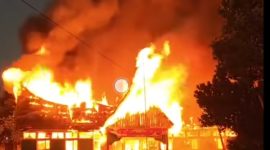 Tangkap layar Detik-Detik Kebakaran Hebat Hanguskan Kantor Camat Payakumbuh, Polisi Turunkan Tim Labfor.