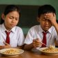 Dua siswa kelas 2 dan 4 SDN Karanganyar 1, Kecamatan Tambelangan, Kabupaten Sampang, Madura, mengalami diare setelah menyantap makanan dari program Makan Bergizi Gratis (MBG).
