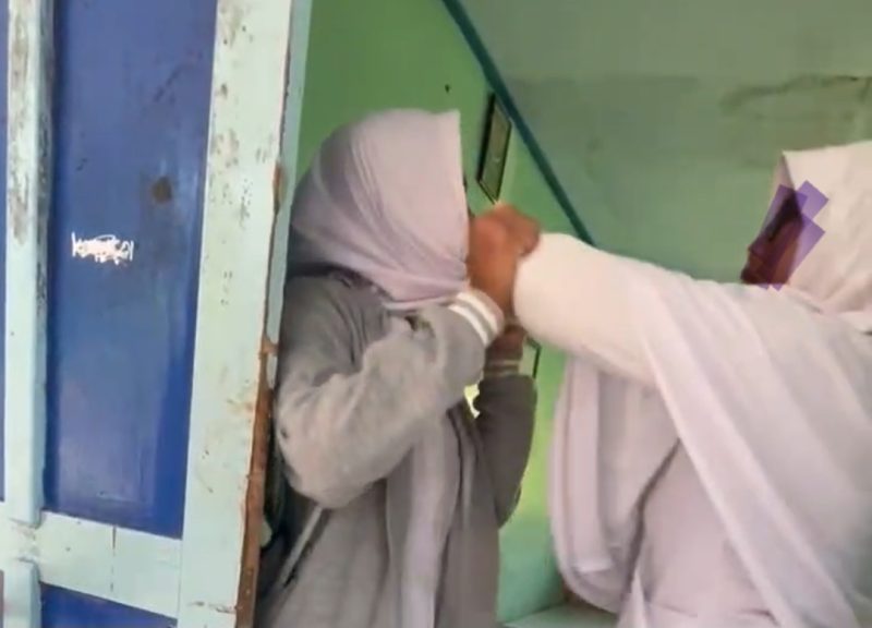 Tangkp layar dugaan aksi perundungan (bullying) di SMP Negeri 2 Pademawu, Kabupaten Pamekasan, Madura, Jawa Timur, viral di berbagai grup WhatsApp.