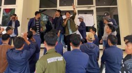 Massa mahasiwa Universitas Madura (Unira) saat menduduki Kantor Bupati Pamekasan.