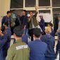 Massa mahasiwa Universitas Madura (Unira) saat menduduki Kantor Bupati Pamekasan.