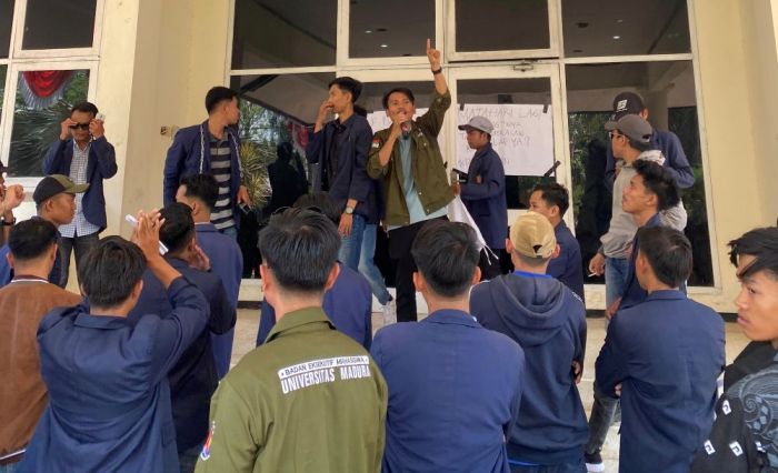 Massa mahasiwa Universitas Madura (Unira) saat menduduki Kantor Bupati Pamekasan.