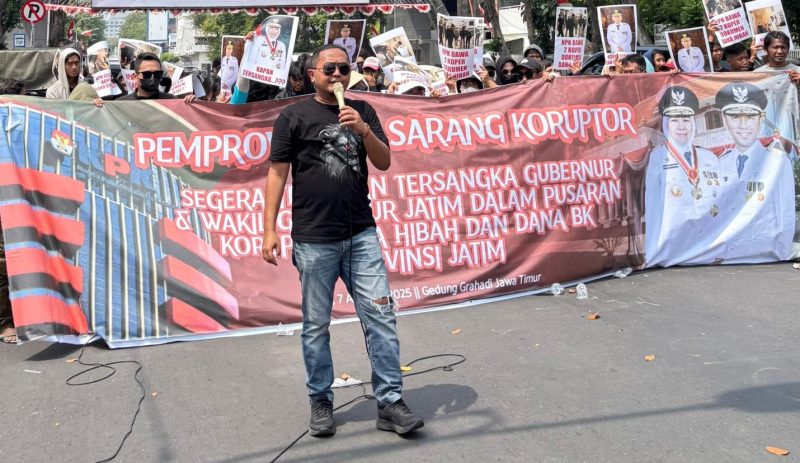 Musfiq kordinator jaka jatim saat melakukan aksi.