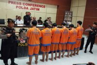 Polda Jawa Timur memperlihatkan enam tersangka pelaku kerusuhan beserta barang bukti dalam konferensi pers di Mapolda Jatim. Para pelaku dijerat sejumlah pasal berat, termasuk UU Darurat dan UU ITE