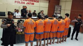 Polda Jawa Timur memperlihatkan enam tersangka pelaku kerusuhan beserta barang bukti dalam konferensi pers di Mapolda Jatim. Para pelaku dijerat sejumlah pasal berat, termasuk UU Darurat dan UU ITE