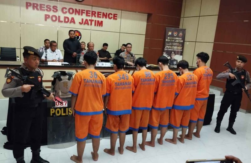 Polda Jawa Timur memperlihatkan enam tersangka pelaku kerusuhan beserta barang bukti dalam konferensi pers di Mapolda Jatim. Para pelaku dijerat sejumlah pasal berat, termasuk UU Darurat dan UU ITE