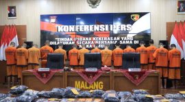 Satreskrim Polres Malang, Polda Jawa Timur, menetapkan 21 orang sebagai tersangka dalam kasus perusakan sejumlah pos polisi.