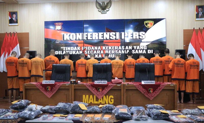 Satreskrim Polres Malang, Polda Jawa Timur, menetapkan 21 orang sebagai tersangka dalam kasus perusakan sejumlah pos polisi.