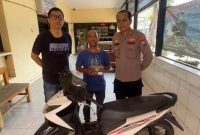 Kapolsek Purworejo Kompol Muljono menyerahkan motor Honda Beat yang hilang selama 5 tahun kepada pemiliknya, Mohamad Nurbuat, di Mapolsek Purworejo, Pasuruan.