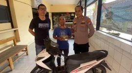 Kapolsek Purworejo Kompol Muljono menyerahkan motor Honda Beat yang hilang selama 5 tahun kepada pemiliknya, Mohamad Nurbuat, di Mapolsek Purworejo, Pasuruan.