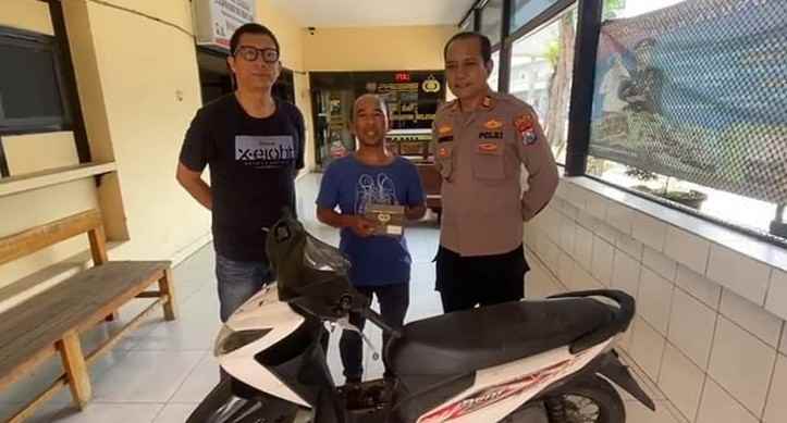 Kapolsek Purworejo Kompol Muljono menyerahkan motor Honda Beat yang hilang selama 5 tahun kepada pemiliknya, Mohamad Nurbuat, di Mapolsek Purworejo, Pasuruan.