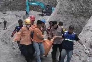 Tim SAR Gabungan Polres Magetan Berhasil Evakuasi Korban Longsor Tambang Trosono