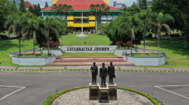 Dunia maya dihebohkan oleh beredarnya video penggerebekan dua mahasiswa Universitas Jember (Unej).