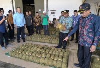 Bupati Pamekasan mengecek harga dan sampel tembakau di Gudang Tembakau, Minggu (14/9/2025)