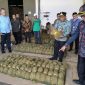 Bupati Pamekasan mengecek harga dan sampel tembakau di Gudang Tembakau, Minggu (14/9/2025)